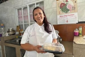 Ormarle-Guedez-con-pastel-recien-preparado-en-la-cocina-de-su-casa-en-Oranjestad-Aruba-enero-de-2025